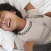 笑顔の素敵なお姉さんが両手を拘束されて脇腹やワキの下をツンツンくすぐり責めされ苦しみ悶える姿を楽しむフェチ動画