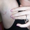 ジョリジョリした腋毛の剃り残し跡のあるワキの下をじっくりと見せつけてくる変態女がエロい