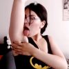 オタクっぽいメガネ女がカメラの前でワキの下をワキ舐めして挑発するフェチ動画がエロい